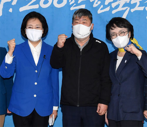 박영선 더불어민주당 서울시장 후보(왼쪽)와 김진애 열린민주당 서울시장 후보(오른쪽)가 16일 서울 영등포구 한국노동조합총연맹(한국노총) 회관을 방문해 김동명 한국노총위원장과 기념촬영을 하고 있다. 사진공동취재단