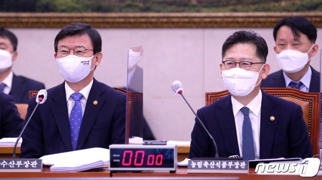 김현수 농림축산식품부 장관(오른쪽)과 문성혁 해양수산부장관이 11일 오전 서울 여의도 국회에서 열린 농림축산식품해양수산위원회 전체회의에 출석해 자리하고 있다. 2021.3.11/뉴스1 © News1