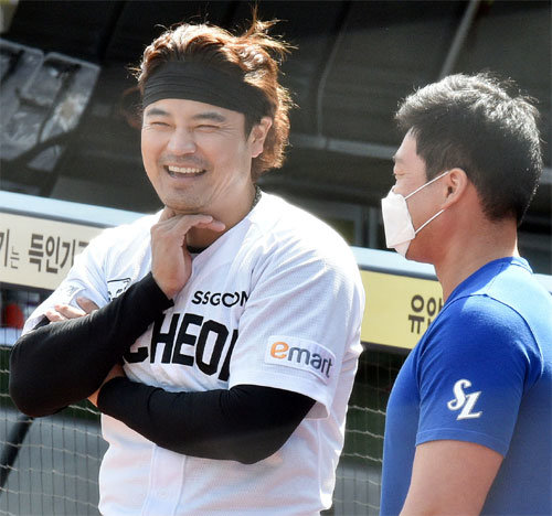 SSG 추신수(왼쪽)와 삼성 오승환이 16일 두 팀의 연습경기를 앞두고 대화를 나누며 밝게 웃고 있다. 대구=뉴시스