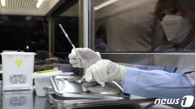 15일 오후 서울 성동구청 대강당에 마련된 신종 코로나바이러스 감염증(코로나19) 예방접종센터에서 의료진이 아스트라제네카 백신 조제과정을 시연하고 있다. 2021.3.15/뉴스1 © News1