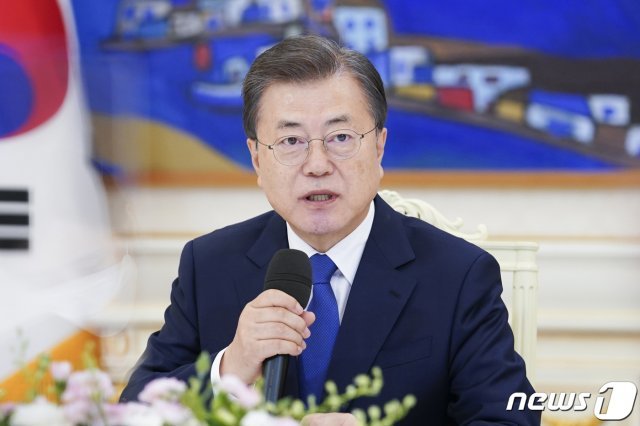 문재인 대통령이 16일 오후 청와대에서 한·중남미 디지털협력포럼에 참석하는 중남미 4개국 장관을 접견하고 있다. 2021.3.16/뉴스1 © News1