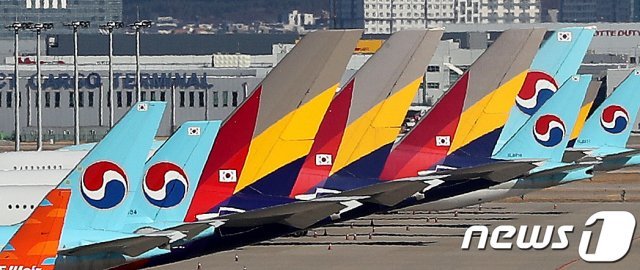 인천국제공항 전망대에서 바라본 계류장에 대한항공과 아시아나항공 여객기가 보이고 있다.2021.1.6/뉴스1 © News1