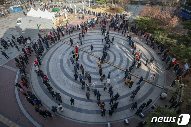 17일 오전 서울 구로역 광장에 마련된 코로나19 임시 선별검사소에서 외국인 등이 검체 검사를 받기 위해 줄을 서있다. 2021.3.17/뉴스1 © News1