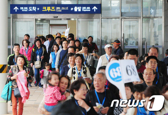 코로나19 이전인 2016년  제주시 건입동 제주항여객국제터미널에서 중국인 크루즈 관광객들이 제주 관광을 위해 입국하고 있다(뉴스1DB) © News1