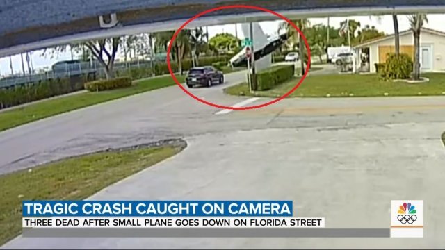 미국 플로리다의 한 주택가에 경비행기가 추락하면서 SUV 차량을 덮치는 모습. 유튜브 채널 TODAY 갈무리