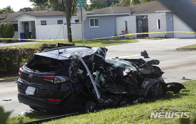 미국 플로리다의 한 주택가에 경비행기가 추락하면서 부딪힌 SUV 차량이 파손돼 있다. 사진=AP/뉴시스