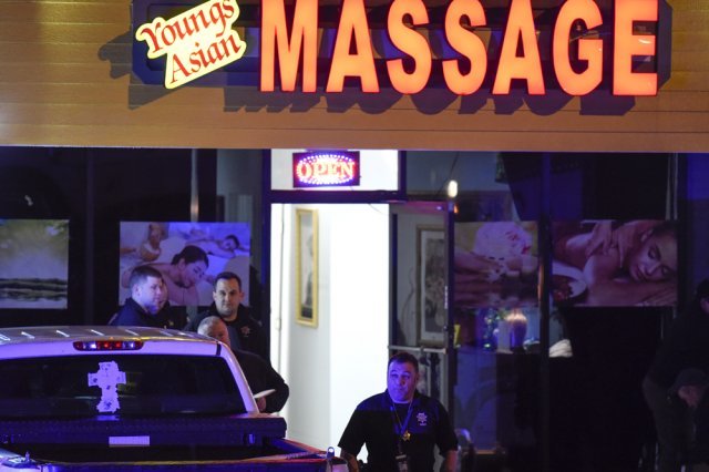미국 현지 경찰이 16일(현지시간) 조지아 애틀랜타 액워스 소재 마시지 숍에서 발생한 총격 사건을 조사하고 있다. 이날 애틀랜타 일대 연쇄 총격 사건으로 8명이 숨졌으며 이 중 4명이 한인 여성인 것으로 알려졌다. 액워스=AP/뉴시스