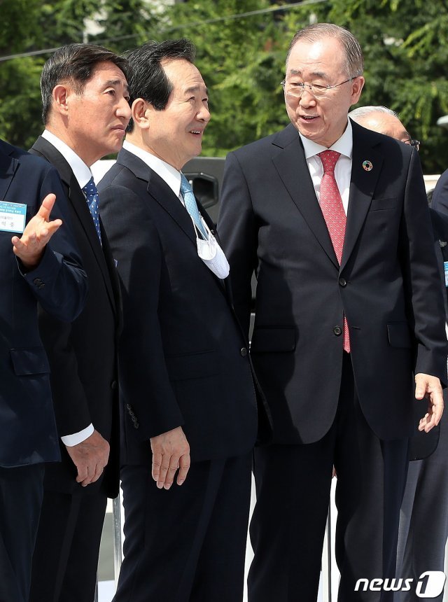 정세균 국무총리가 15일 오전 서울 광화문 광장에서 열린 6.25전쟁 70주년 설치미술 특별전 제막식에서 반기문 국가기후환경회의 위원장, 김은기 6·25전쟁 70주년 사업추진위원회 공동위원장과 대화를 나누고 있다. 2020.6.15/뉴스1 © News1