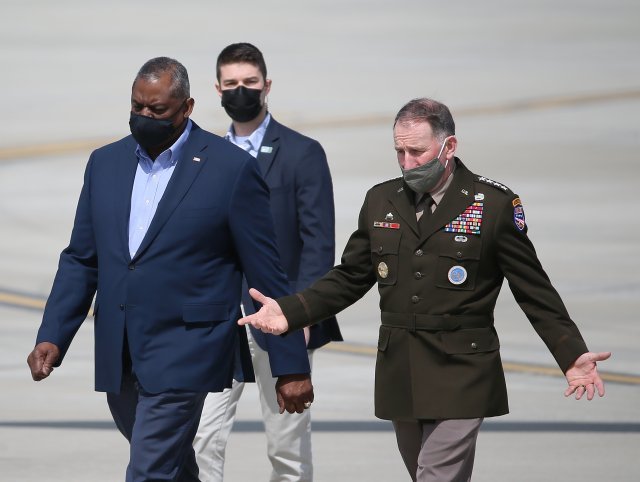 로이드 오스틴 미국 국방부 장관(왼쪽)이 17일 오후 경기도 오산 미 공군기지에 도착, 로버트 에이브럼스 한미연합사령관 겸 주한미군사령관과 대화하며 이동하고 있다. 2021.3.17 사진공동취재단