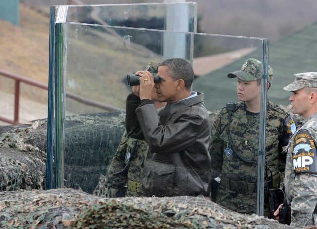 2012년 3월 25일 핵안보정상회의를 위해 방한한 오바마 미대통령이 판문점 공동경비구역 아울렛 초소를 방문했다. 사진공동취재단