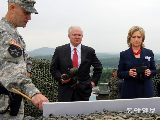 2010년 7월 21일 한국을 방문중인 힐러리 클린턴 미 국무장관과 로버트 게이츠 국방장관이 아울렛초소를 방문했다. 판문점=원대연기자  yeon72@donga.com