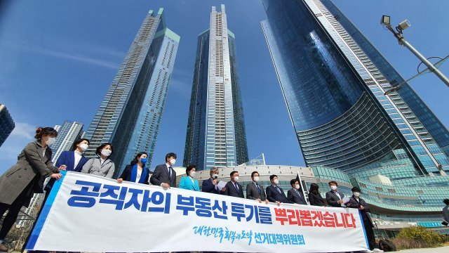 이낙연 더불어민주당 상임선대위원장을 비롯한 선대위원들이 17일 부산시 해운대구 LCT 앞에서 공직자 부동산투기 근절을 위한 현장 기자회견을 하고 있다. 뉴스1