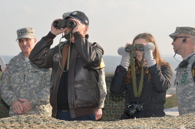 2013년 12월 7일 조 바이든 미 부통령이 손녀 피너건양과 함께 판문점 인근 아올렛초소(GP)를 방문해 쌍안경으로 비무장지대(DMZ) 북측지역을 살펴보고 있다.  판문점=사진공동취재단