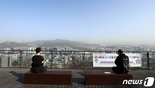 중부지방을 중심으로 황사가 관측된 17일 오전 서울 중구 남산에서 바라본 서울 도심이 뿌옇게 보이고 있다.  2021.3.17/뉴스1 © News1