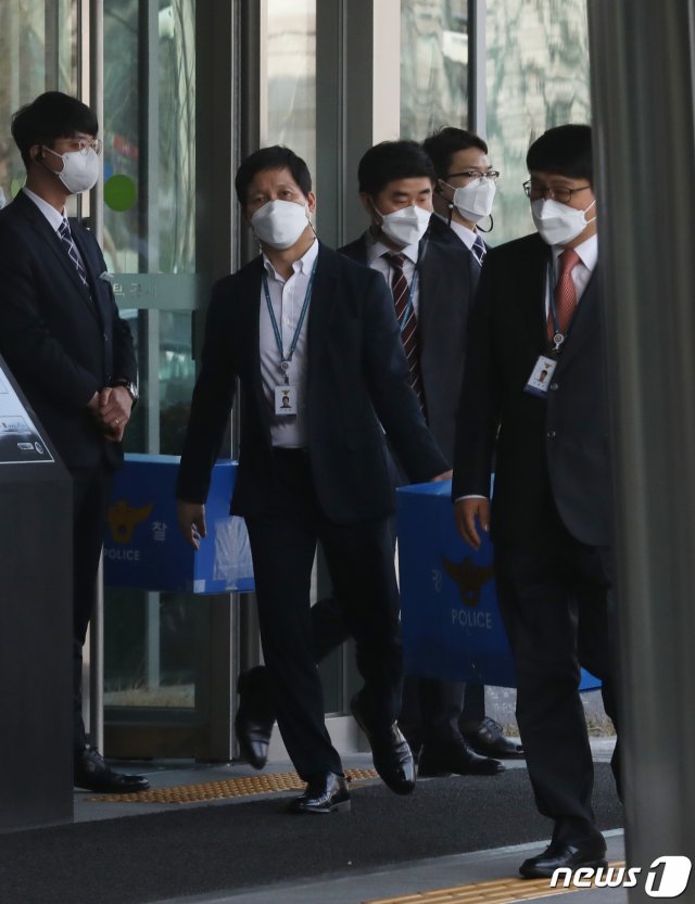 17일 오후 경남 진주시 충무공동 한국토지주택공사(LH)본사에서 땅 투기 의혹 관련 2차 압수수색을 마친 경찰이 압수품을 들고 차량으로 향하고 있다. 2021.3.17/뉴스1