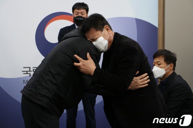 지난 16일 오후 3시 국립5·18민주묘지에서 5·18민주화운동 당시 계엄군으로 참여했던 공수부대원 A씨와 고(故) 박병현씨 유족이 사과와 용서의 포옹을 나누고 있다. (5·18민주화운동진상규명조사위원회 제공) 2021.3.17/뉴스1 © News1