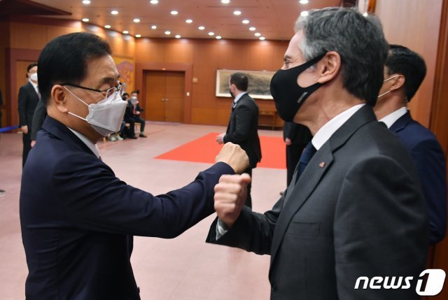 정의용 외교부 장관이 17일 오후 서울 종로구 외교부 청사에서 열린 한미 외교 장관회담에 앞서 토니 블링컨 미국 국무부 장관과 팔꿈치 인사를 하고 있다. 2021.3.17 © News1 사진공동취재단