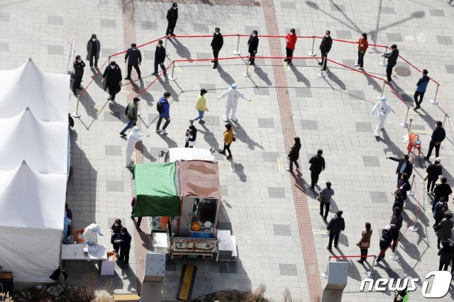 16일 오후 서울 구로구 임시선별진료소에서 시민들과 외국인 노동자들이 검사를 기다리고 있다. © News1