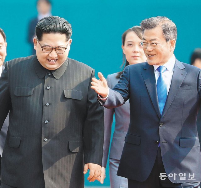 2018년 4월 27일 판문점에서 남북 정상이 만나 담소를 나누는 가운데 김여정이 문재인 대통령의 뒤를 따르고 있다. 동아일보DB