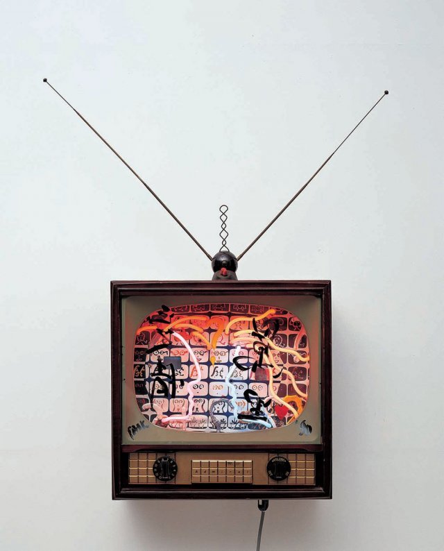 백남준의 비디오아트 작품 ‘Neon TV―Love is 10,000miles’(1990년). 화면 위에 ‘愛情萬里(애정만리)’라고 적은 작가의 붓글씨를 볼 수 있다. 나란히 전시된 ‘Neon TV―22nd Century fox’(1990년) 화면 위에도 붉은 물감으로 한자를 써놓았다. 김종영미술관 제공