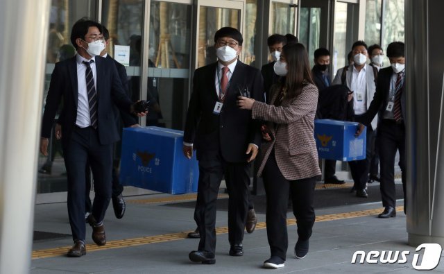 17일 오후 경남 진주시 충무공동 한국토지주택공사(LH)본사에서 땅 투기 의혹 관련 2차 압수수색을 마친 경찰이 압수품을 들고 차량으로 향하고 있다. 2021.3.17 © News1