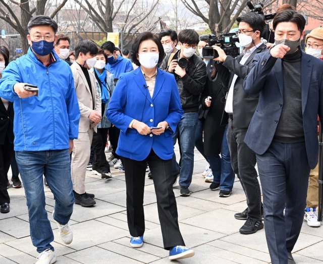 박영선 더불어민주당 서울시장 후보가 18일 서울 종로구 마로니에 공원을 찾아 시민들을 만나고 있다. 사진공동취재단/안철민 기자
