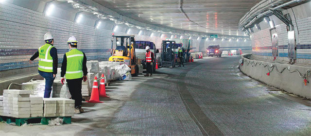 18일 서울제물포터널 공사현장에서 작업자들이 다음 달 16일 정식 개통을 앞두고 막바지 공사를 하고 있다. 지하 70m 깊이에 
7.53km를 관통하는 이 터널은 신월나들목을 시작으로 여의대로(마포대교 방향)와 올림픽대로(잠실 방향)를 출구로 해 서남권과 
서울 도심을 연결한다. 사진공동취재단
