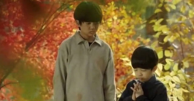 tvN ‘마우스’ 1회에서는 재훈(사진 왼쪽)이 동생을 구덩이로 밀어 넣으며 사이코패스적인 성향을 보인다. tvN 화면 캡처