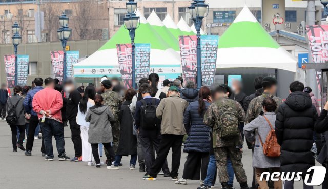 18일 오후 서울 용산구 서울역광장에 마련된 임시선별진료소를 찾은 시민들이 검사를 받기 위해 줄을 서 있다. 2021.3.18/뉴스1 © News1 이재명 기자