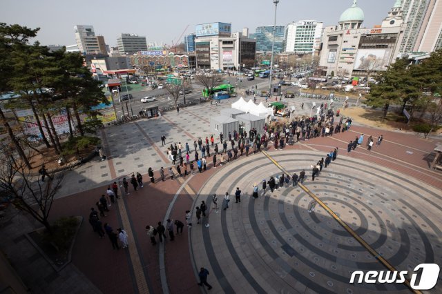 신종 코로나바이러스 감염증(코로나19) 신규 확진자가 400명대 중반을 기록한 19일 오전 서울 구로역광장에 마련된 임시 선별진료소를 찾은 시민들과 외국인들이 검체 검사를 받기 위해 줄을 서 있다. 2021.3.19/뉴스1 (서울=뉴스1)