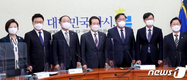 19일 오전 국회 더불어민주당 당대표회의실에서 열린 제3차 고위당정협의회에서 정세균 국무총리, 김태년 당대표 직무대행 등 참석자들이 기념촬영을 하고 있다. 왼쪽부터 진선미 국회 국토교통위원장, 박광온 사무총장, 홍남기 경제부총리, 정 총리, 김 당대표 직무대행, 김상조 청와대 정책실장, 박범계 법무부 장관. 2021.3.19 © News1