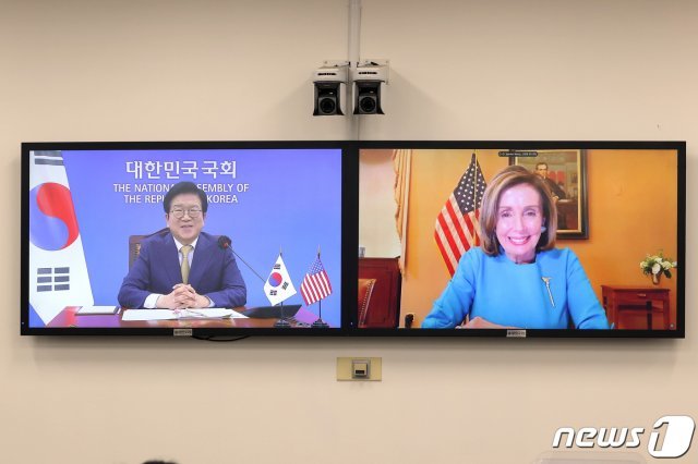 박병석 국회의장이 19일 오전 국회 영상회의실에서 낸시 펠로시 미국 연방 하원의장과 화상회담을 하고 있다. 국회사무처.© 뉴스1