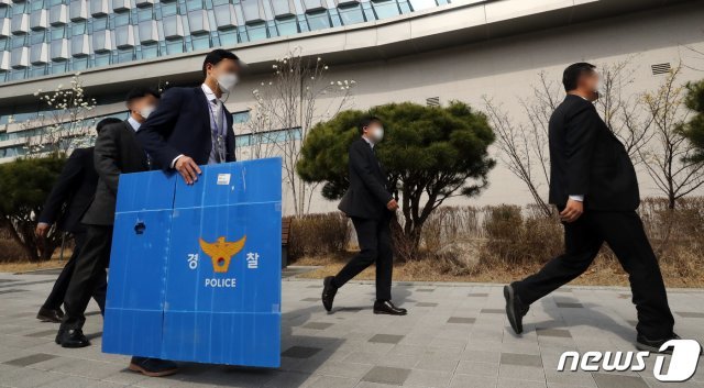 경찰이 19일 세종시 보람동 세종시청 별관에서 공무원 등의 세종시 국가산업단지 예정지 투기 의혹을 조사하기 위해 경제산업국 산업입지과 등을 압수수색을 하고 있다. 2021.3.19 © News1