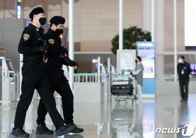 인천국제공항 제2터미널에 무장 경찰들의 모습.  /뉴스1 © News1