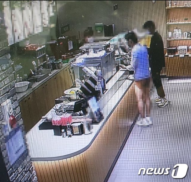 매장 CCTV 장면에 잡힌 남성.(부산경찰청 제공) © 뉴스1