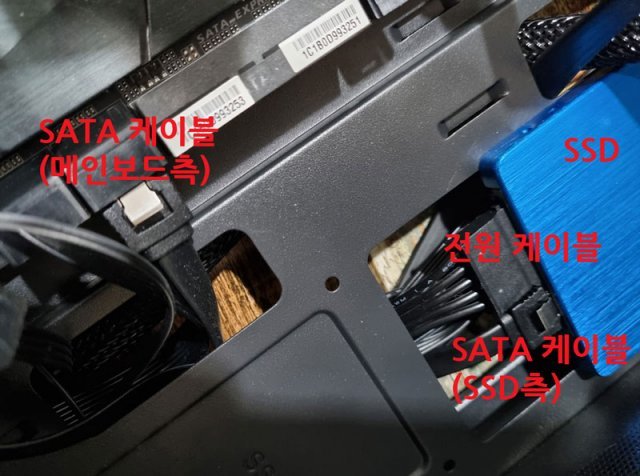 2.5 인치 SSD는 SATA 케이블 및 전원 케이블 연결이 필수다 (출처=IT동아)