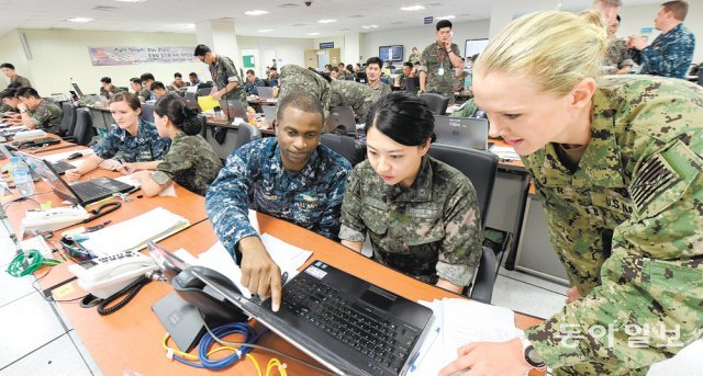 현 정부 들어 한미 연합훈련이 3년째 대규모 야외 기동훈련 없이 컴퓨터 시뮬레이션으로만 진행되고 있다. 사진은 2016년 8월 
을지프리덤가디언(UFG) 훈련 기간 중 부산 해군작전사령부 상황실에서 한미 해군 장병들이 컴퓨터 시뮬레이션 훈련 상황을 지켜보고 
있는 모습. UFG 훈련은 2018년 북-미, 남북 대화 이후 역사 속으로 사라지게 됐다. 한미는 2019년부터 축소된 규모의 
연합지휘소훈련(CPX)을 연 2회 실시하고 있다. 동아일보DB