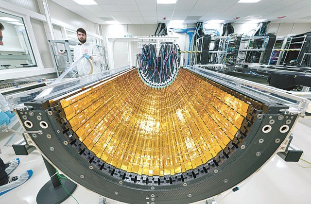 유럽입자물리연구소(CERN)의 거대강입자가속기(LHC)에 설치된 앨리스 검출기에는 국내 중소기업의 기술력이 탑재됐다. 씨온테크는 
반도체 칩 5만 개를 자동으로 검사하는 장비를 만들어 앨리스의 내부궤적검출기(ITS) 제작에 기여했다. 사진은 ITS 조립 장면.
 연세대 제공