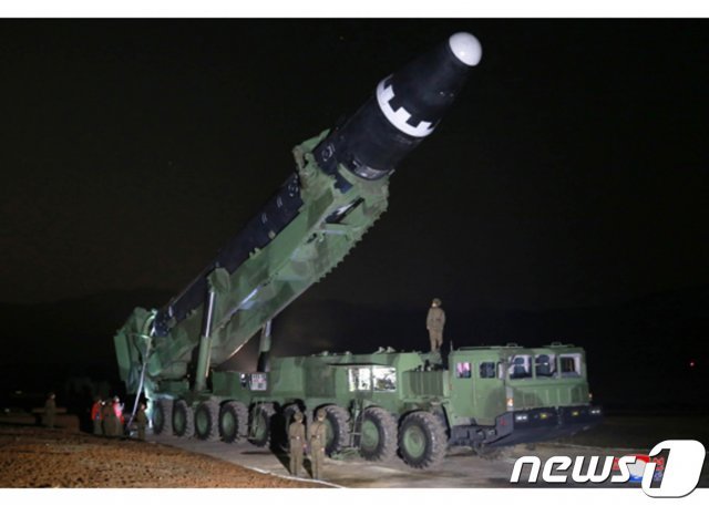 북한의 대륙간탄도미사일(ICBM) ‘화성-15형’ (노동신문) 2017.11.30/뉴스1 © News1