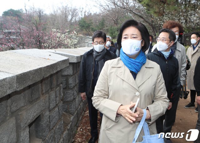 박영선 더불어민주당 서울시장 후보가 21일 서울 중구 한양도성순성길을 방문해 시설을 살펴보고 있다. 2021.3.21/뉴스1 © News1