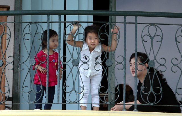 말레이시아 쿠알라룸푸르 북한대사관 2층 베란다에서 어린이들이 취재진을 호기심어린 눈으로 바라보고 있다.2017년 2월 25일.