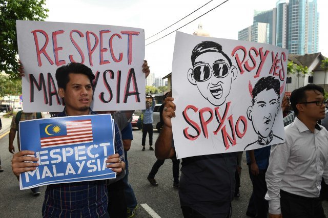말레이시아 연립정부를 주도하는 통일말레이국민조직(UMNO) 청년위원회 소속 회원들이 김정남 살해사건 관련 항의 서한을 전달하기 위해 쿠알라룸푸르 주말레이시아 북한대사관을 방문해 대사관 앞에서 시위를 벌이고 있다. 2017년 2월 23일,