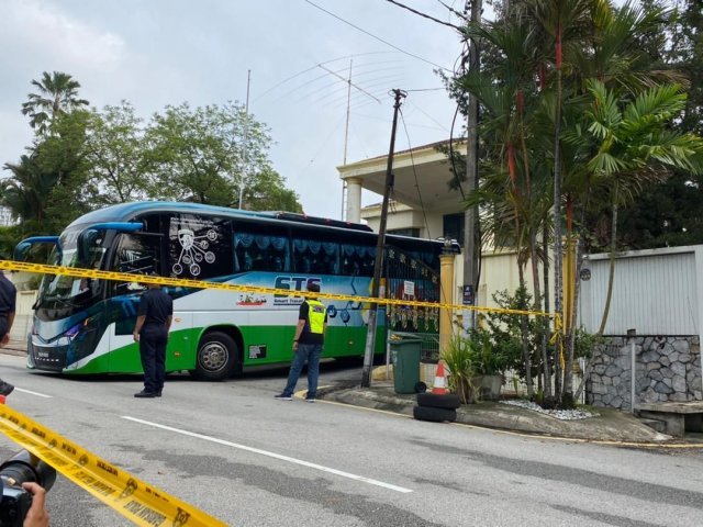 21일(현지시각) 말레이시아 쿠알라룸푸르 북한 대사관에 인공기가 내려진 가운데 대사관 직원과 가족들을 태운 버스가 쿠알라룸푸르 공항으로 향하고 있다. 사진출처= The Star