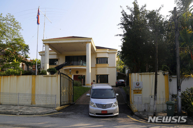 20일(현지시간) 말레이시아 쿠알라룸푸르에 있는 북한 대사관에서 자동차 한 대가 나오고 있다. 쿠알라룸푸르=AP/뉴시스