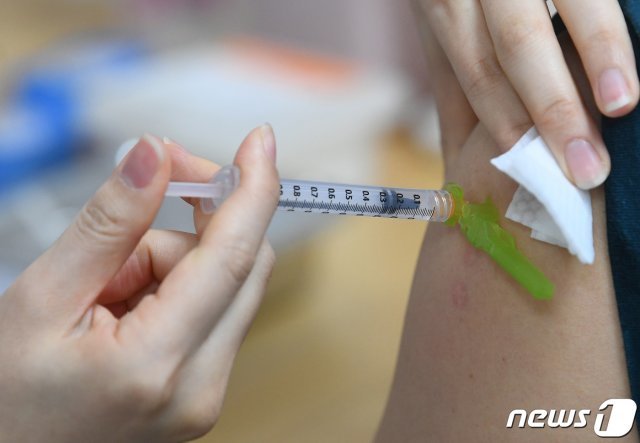 화이자 백신 2차 접종이 실시된 20일 오전 서울 중구 국립중앙의료원 중앙예방접종센터에서 대상자들이 백신을 접종받고 있다. 2021.3.20/뉴스1 © News1