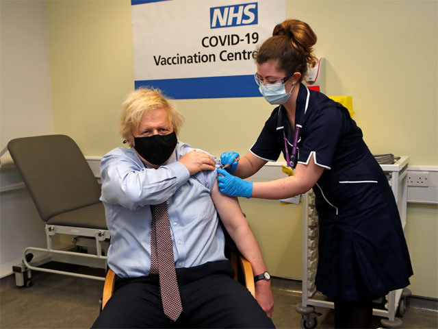 AZ백신 공개 접종 나선 英 총리 보리스 존슨 영국 총리(왼쪽)가 19일(현지 시간) 런던의 한 병원에서 자국 제약사
 아스트라제네카가 개발한 코로나19 백신의 1차 접종을 받고 있다. 앞서 18일 유럽의약품청(EMA)은 혈전 논란에도 
아스트라제네카 백신이 안전하다고 밝혔다. 하지만 덴마크 등에서 혈전 발견 후 숨진 사람이 속속 보고되는 등 논란은 계속되고 
있다.런던=AP 뉴시스