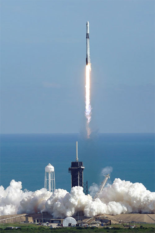 테슬라의 CEO 일론 머스크가 만든 스페이스X의 팰컨 로켓이 발사되는 모습. 재활용이 가능한 로켓이 만들어지면 지구와 화성을 오가는 여행 시기도 좀더 가까워질 것으로 보인다. 출처=AP 뉴시스