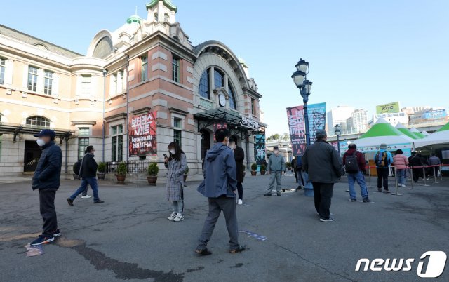 22일 오전 서울역 광장에 마련된 코로나19 중구임시선별진료소를 찾은 시민들이 줄서서 검사를 기다리고 있다. 이날 코로나19 확진자수는 400명대를 넘어 엿새 연속으로 신규 확진자수가 400명대를 넘게 기록하고 있다. 2021.3.22/뉴스1 © News1