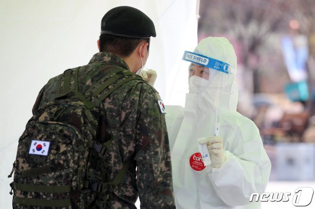 대구 중구 국채보상운동 기념공원에 마련된 임시선별검사소에서 군 장병이 신종 코로나바이러스 감염증(코로나19) 진단검사를 받고 있다. 2021.3.7/뉴스1 © News1