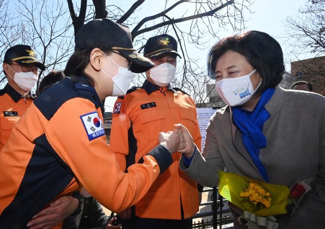 더불어민주당 박영선 서울시장 후보가 22일 오전 서울 광진구 자양한양아파트 정문 앞에서 119대원들과 주먹인사를 나누고 있다. 2021.3.22 사진공동취재단